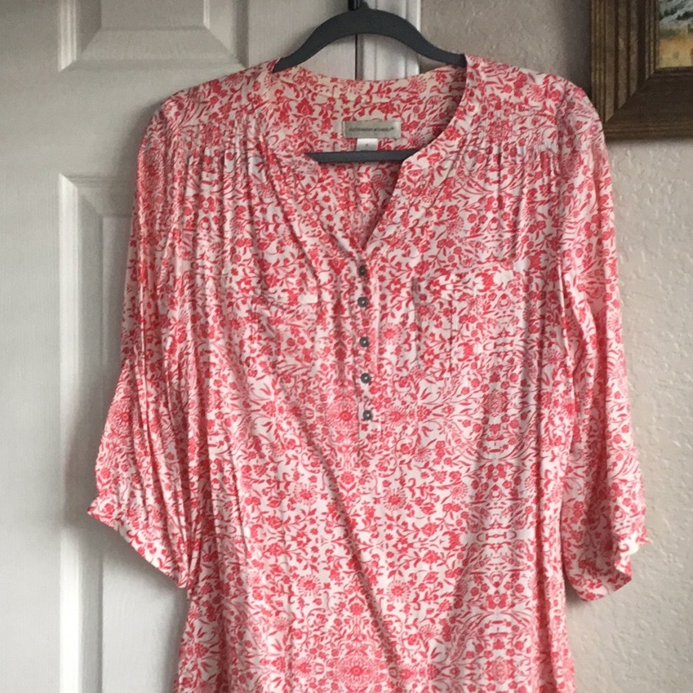 Coral and white print 3/4 sleeve, fun top.